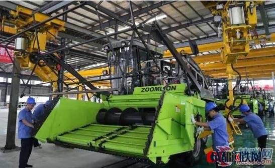 中聯(lián)重科青貯收獲機(jī)在高端農(nóng)業(yè)裝備制造基地批量下線