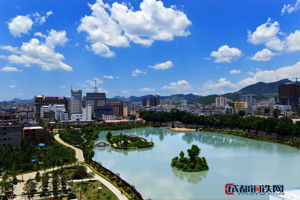 商州區(qū)蓮湖公園?！吧搪逅{(lán)”成為城市的一張名片，中心城市空氣質(zhì)量連年持續(xù)名列全省第一。_縮小大小.jpg/